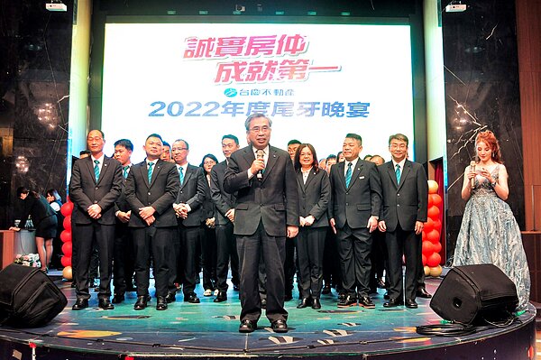 永慶房產集團加盟事業處董事長劉炳耀出席台慶不動產中區尾牙,給予夥伴們鼓勵。圖/永慶房產集團提供