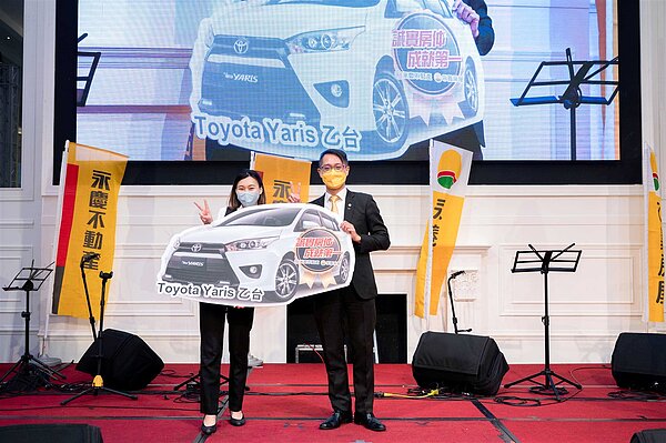永慶不動產暨永義房屋中區尾牙席開320桌,最大獎送出汽車一台。圖/永慶房產集團提供