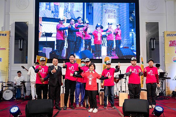 信愛望智能發展中心-東勢小作所,特別準備木箱鼓演奏,為尾牙帶來溫馨感。圖/永慶房產集團提供