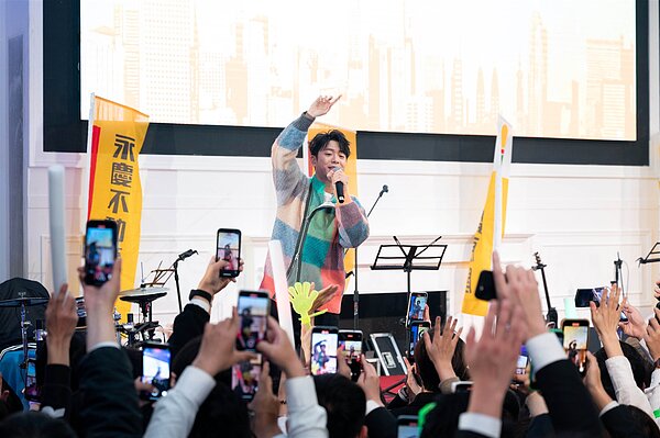 韋禮安於永慶不動產暨永義房屋中區尾牙獻唱,台下觀眾尖叫聲不間斷。圖/永慶房產集團提供