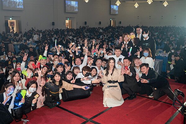 甜美女神卓文萱與台下經紀人們熱情互動,將尾牙氣氛炒到最高點。圖/永慶房產集團提供