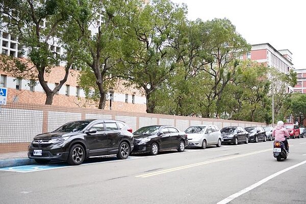 新竹縣路邊停車費繳費，管道更多元。圖／新竹縣交旅處提供