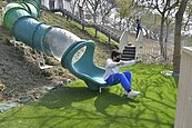 「高雄後花園」大坪頂坪鳳遊戲場啟用　來體驗超長滑梯、小港夕景
