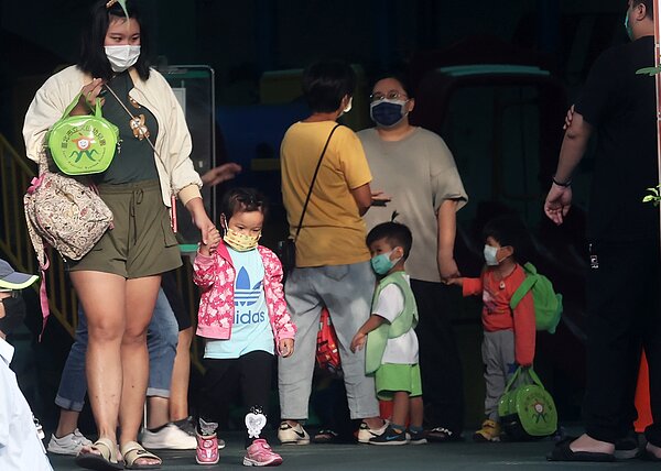 今年起取消育兒津貼、托育補助排富規定,全面照顧0到2歲幼兒及家庭。記者胡經周/攝影