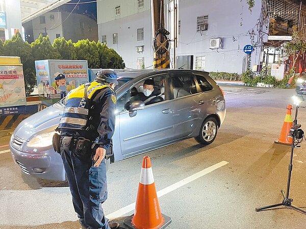春節連假將至,桃警除加強疏導交通,也將嚴查酒駕、超速和闖紅燈。(警方提供/蔡依珍桃園傳真)