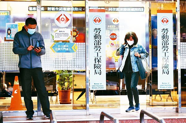 行政院計畫透過特別條例,將其中1,000億元規模撥補勞健保、挹注台電,勞動部盼爭取至少三分之一以上。聯合報系資料照