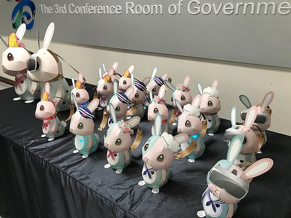 高雄燈會今年度推出的萌兔提燈「雄meet兔」可以有六種不同穿搭造型。記者徐白櫻/攝影