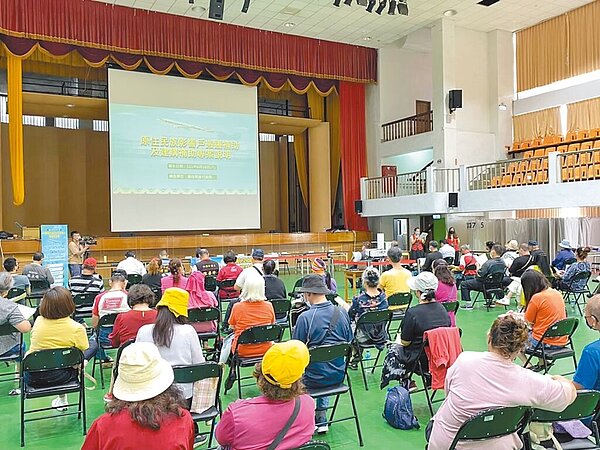 桃市府原住民族行政局關懷受航空城徵收影響的原民搬遷戶,目前原民租屋戶搬遷補助申請戶數少,原民局2度延長受理時間至6月底。圖為原民局辦理專案補助座談會。圖/桃園市原民局提供