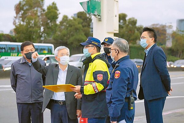 為改善台北市內湖科技園區交通及了解春節交通疏導工作,台北市警察局長張榮興(左二)到任隔日、17日即赴內湖視察。圖/台北市警察局交通警察大隊提供