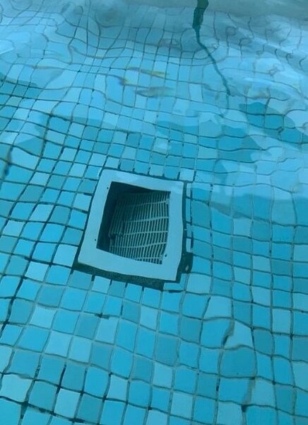 網友爆料,「飯店內離瞬間死亡最近的距離」。圖/摘自「全球飯店住起來」臉書社團