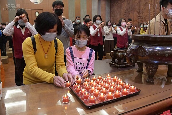 佛光山佛陀紀念館供民眾點燈祈福！