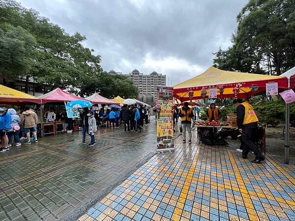 清水高中校慶有好多好吃好玩的攤位，有暖呼呼的鹹食、甜品，有創意滿分的小物可以選擇。（圖／土城樂生活Ｘ有你有我）