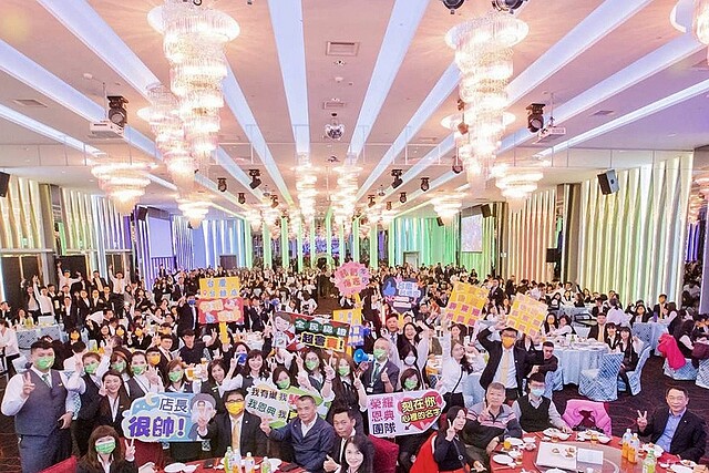 永慶加盟四品牌屏東尾牙於12日熱烈展開，席開50桌，超過500人現場同樂！