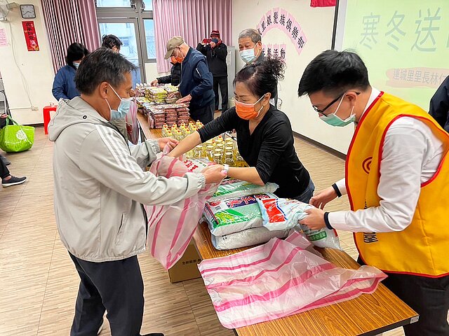 永慶房屋的夥伴們擔任志工協助里長發放春節物資，一起幫助讓清寒家庭能夠過個好年。