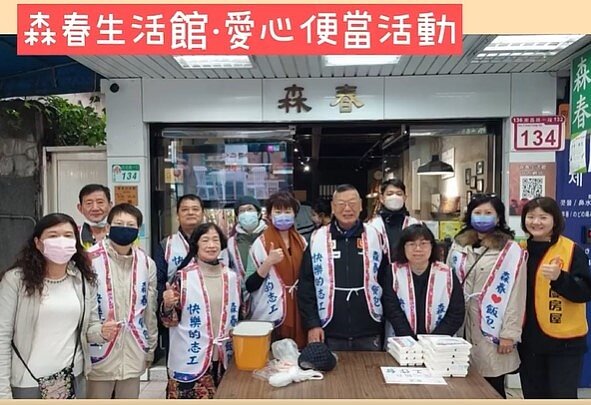 森春生活館為民服務從不缺席，寒冷的天氣送上暖呼呼的暖暖包，照顧每個排隊的民眾！（圖擷取中正萬華樂生活Ｘ有你有我）
