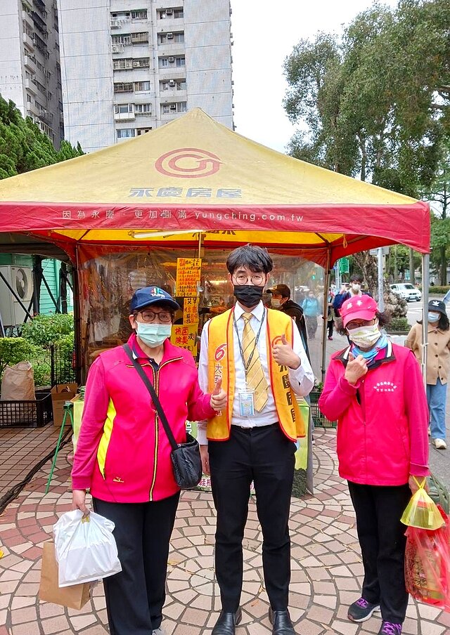 台北市大安區錦華里於114日舉辦愛心義賣市集，永慶房屋贊助活動帳篷23頂與物資，更派出人力擔任志工協助活動圓滿進行。