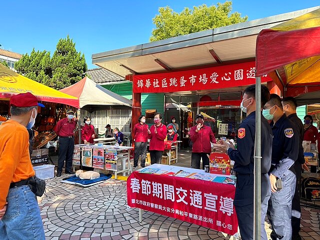 錦華里里長邀請消防局宣傳防火防災知識，期望連假期間降低火災發生率，讓每個人都能平安過好年。