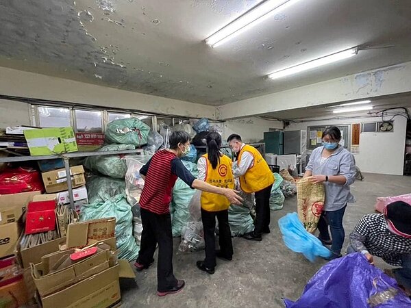 土城中正里呂聰成里長攜手里民一同愛護環境做資源分類。（圖／土城樂生活Ｘ有你有我）