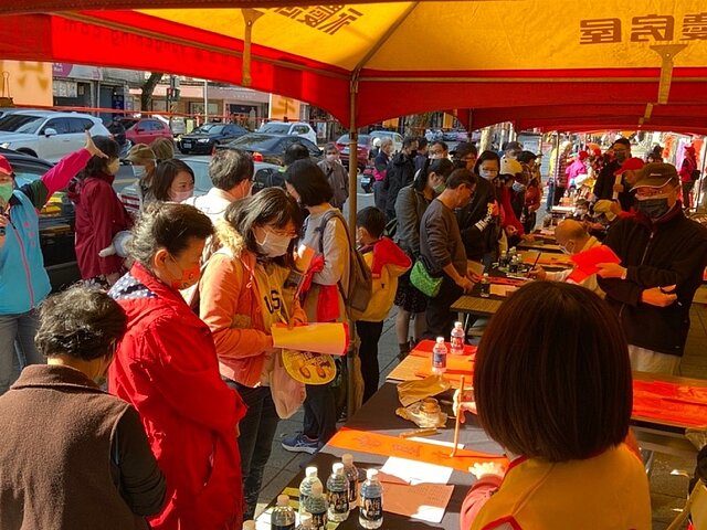 文山區樟文里第12年舉辦新春揮毫活動，一個上午就發出近300幅春聯。