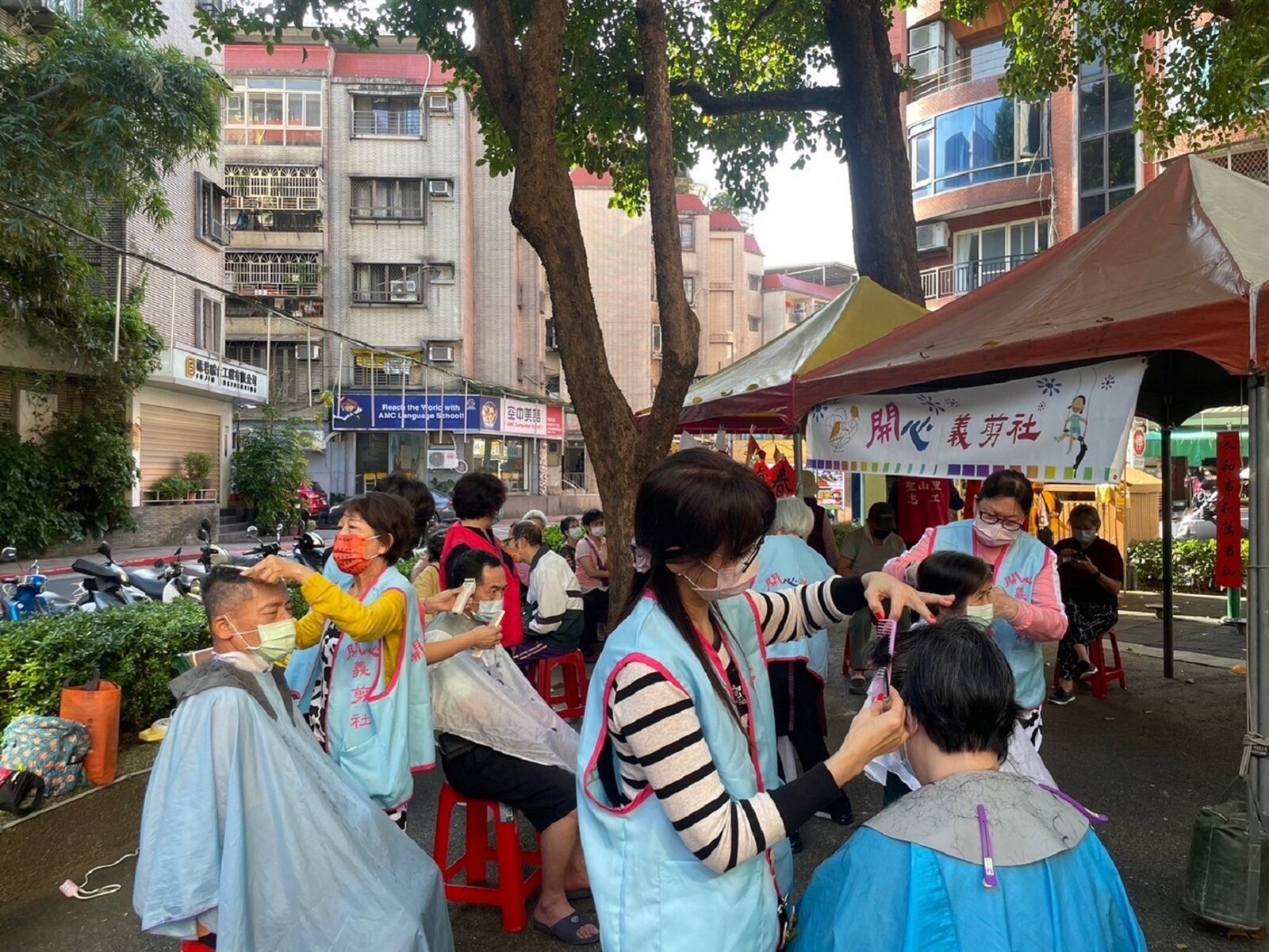 士林區聖山里除了新春揮毫贈春聯,還舉辦了義剪活動,讓里民能神清氣爽迎新年。圖/永慶房屋提供