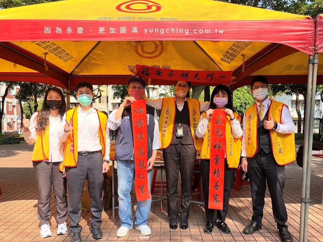 大安區龍雲里邀請書法老師為里民客製化服務,幫民眾寫下想要的吉祥賀詞。圖/永慶房屋提供