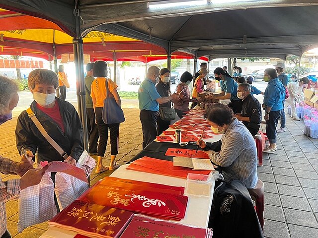 大安區民炤里不僅準備了百幅春聯提供鄉親領取，還另外籌備250份兔年燈籠及福袋，讓喜慶氣氛再升級。