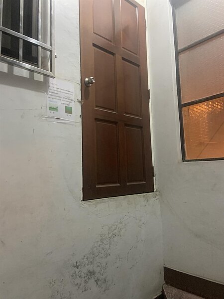 有外送員送餐時，發現客人家中的大門竟懸空在牆上，連185公分的他也要踮腳尖才能掛到門把，令他不禁好奇，客人平常要怎麼回家。圖取自「外送員的奇聞怪事」