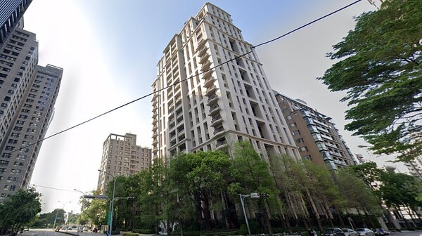 台中知名建商豪宅「聯聚理仁」，2022年7月的12樓交易，為毛胚屋，仍讓持有超過8年的賣家，獲利千萬元。圖／google map