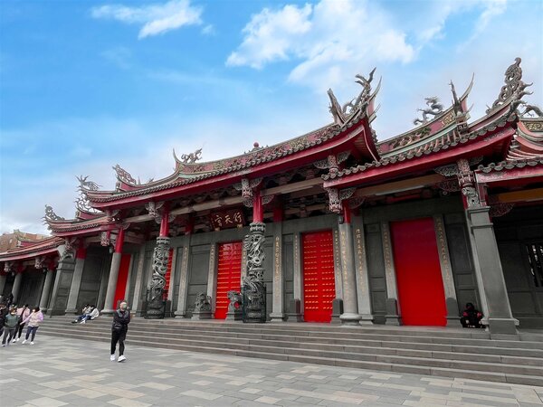 行天宮因位於台北市核心地段，交通便利、生活機能全面，周遭房市以71.5萬元的平均單價，位居台北五大知名廟宇中的第一位。圖／永慶房產集團提供