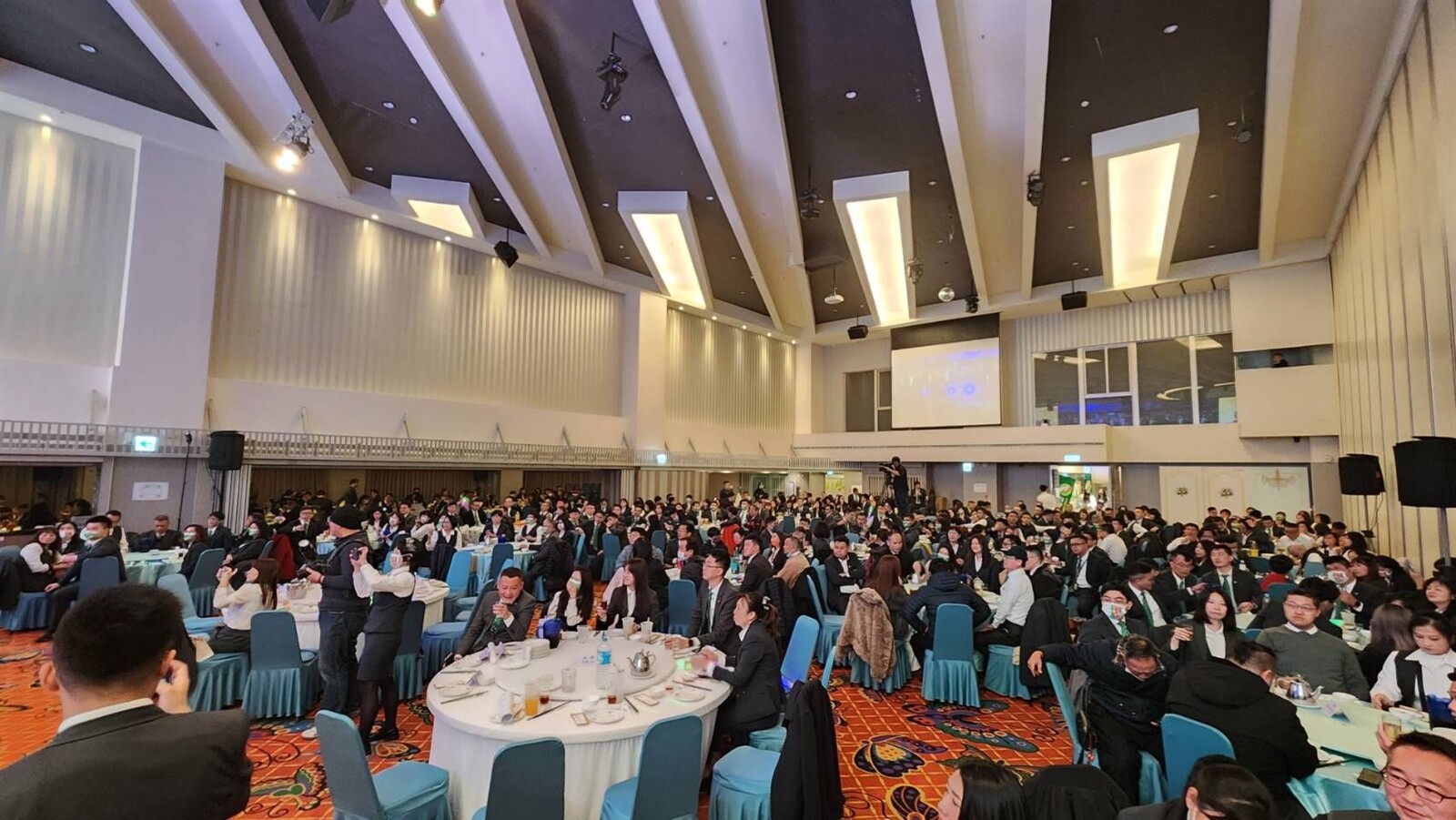 有巢氏房屋竹苗區尾牙席開40桌,慰勞同仁一年來的努力。圖/永慶房產集團