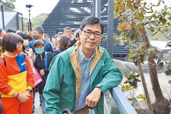 高雄壽山動物園18日推出線上動物認養快閃活動,完成認養程序前40名者,可獲1張開園版動物認養卡,以及有機會獲得「邁邁市長」同款綠色外套。(高市觀光局提供/柯宗緯高雄傳真)