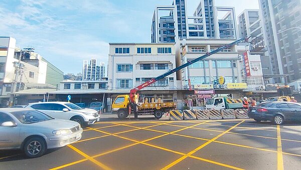 居民抱怨豐勢路車流回堵，相關單位使用護欄禁止轉彎，以利車流順暢。（市議員吳振嘉提供／陳淑娥台中傳真）