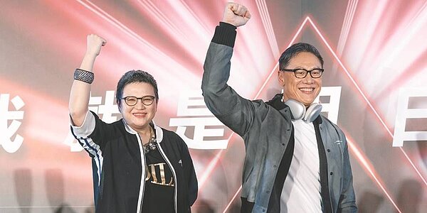 瓦城泰統集團董事長徐承義（右）及總經理廖梅淳（左）帶領集團邁入2023衝刺年，並歡迎所有對未來懷抱熱忱的年輕人加入瓦城大家庭。圖／瓦城泰統集團提供