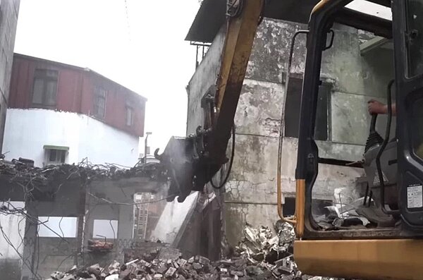 新北淡水水源街鄰近多個大專院校,巷弄內違建套房及雅房成學生出租首選,但居住安全有問題,今年列為重點優先拆除對象。圖/新北工務局提供