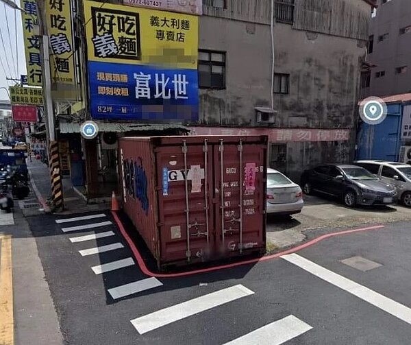 有網友發現台北市內湖區新明路一處巷弄口被擺放貨櫃，害斑馬線被吃掉一半。圖／取自爆廢公社二館
