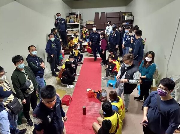 移民署嘉縣專勤隊與民雄警分局日前聯手,在民雄鄉某民宅地下室查獲專提越南新住民及移工聚賭賭場。記者魯永明/翻攝
