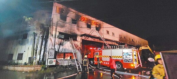 苗栗縣造橋鄉1家資源收場17日凌晨發生大火，燒死1名老翁。（讀者提供）