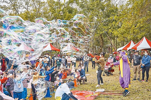 台糖柳營尖山埤渡假村於春節期間安排小朋友最愛的泡泡秀活動。（尖山埤渡假村提供／張毓翎台南傳真）