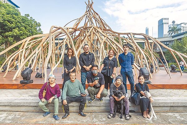 2023台灣燈會源展區作品「和祖靈對話的路徑」,不管是日或夜都相當美。(台北市觀傳局提供)