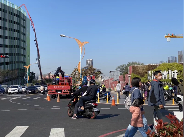 台中東區三井Lalaport昨試營運吸引大批人潮,台中第3分局今早已開出58件違停。記者曾健祐/翻攝