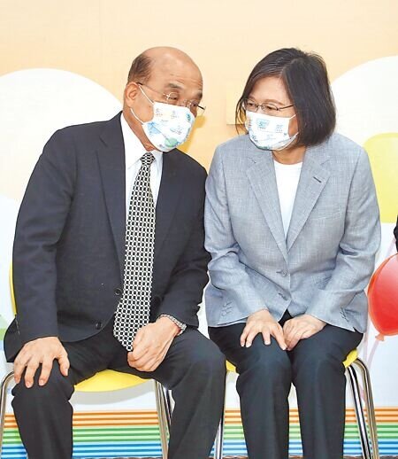 圖為蔡英文(右)與蘇貞昌(左)去年合照。(本報資料照片)