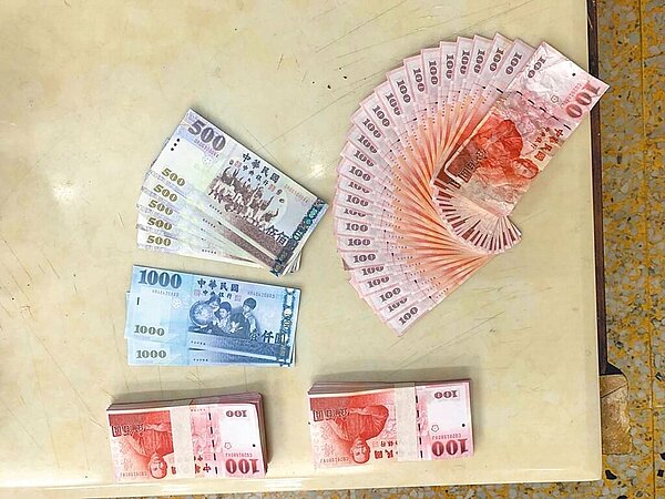 員林警方在賴嫌住處及身上、機車置物箱內共查獲2張千元偽鈔、5張500元偽鈔,及200張的百元偽鈔,從其購買紀錄發現,賴男前後共購買約650張。(民眾提供)