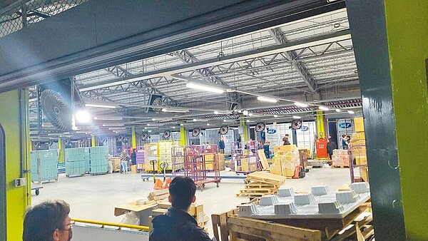 新北市鶯歌區新竹物流營業所近期被投訴噪音過大,但環保局測試分貝未過標準。(新北市環保局提供)