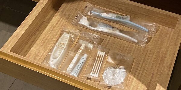 因應國際趨勢及減塑,環保署將要求旅宿業者自7月1日起不能在客房內主動提供即梳子、牙刷等共11項一次性備品。圖/中時報資料照片