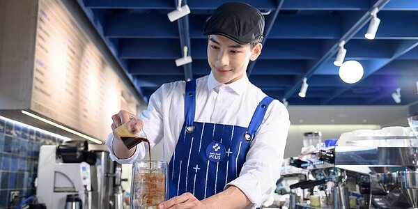 Let’s Cafe PLUS提供氣泡咖啡,外觀吸睛。圖/全家提供