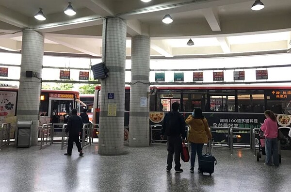 儘管疫情趨緩,桃園公車駕駛仍缺50人以上,導致業者調度困難。聯合報資料照片