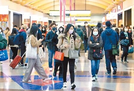 指揮中心表示,春節後若疫情穩定,將於1月底宣布口罩鬆綁。(范揚光攝)