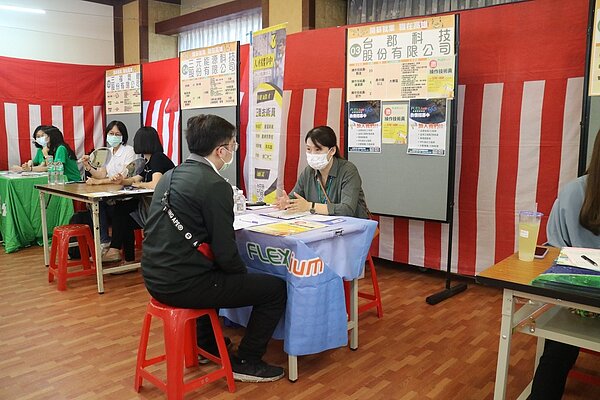 高雄市積極擴展就業服務。圖／高雄市勞工局提供