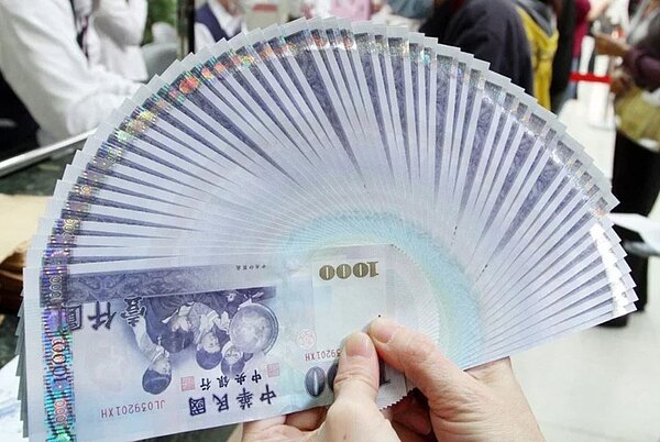 過年紅包不能包1,000元?一名首次發紅包的年輕人上網求解,問究竟能不能包1,000元紅包給親戚小孩,引發網友熱議。此為千元鈔示意圖,報系資料照