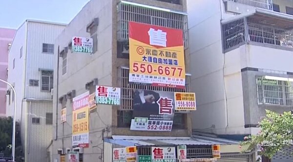 邊間透天掛18面「售」字(封面圖/東森新聞)